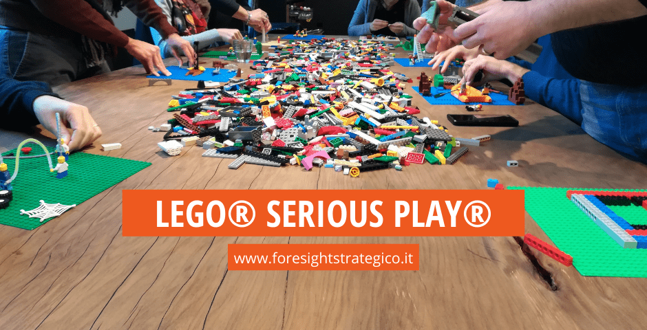 LEGO Serious Play tavolo lego e mani